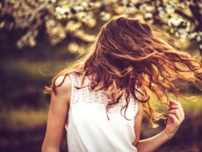 Printemps : comment éviter la chute de cheveux saisonnière ?