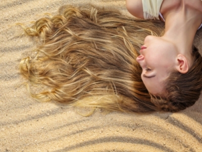 6 coiffures à adopter en été pour protéger les cheveux