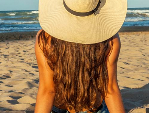 5 façons de protéger les cheveux du soleil et de la mer