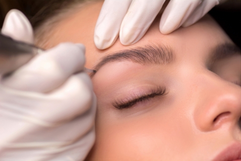 Comment entretenir un maquillage permanent des yeux & des extensions ?