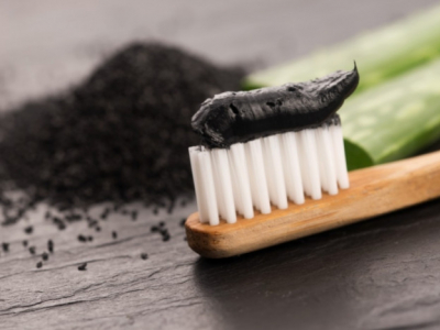 Comment blanchir ses dents au charbon actif ?