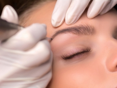 Comment entretenir un maquillage permanent des yeux & des extensions ?